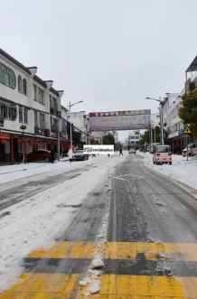 2024年2月22日，天门白茅湖，路面清理冰雪